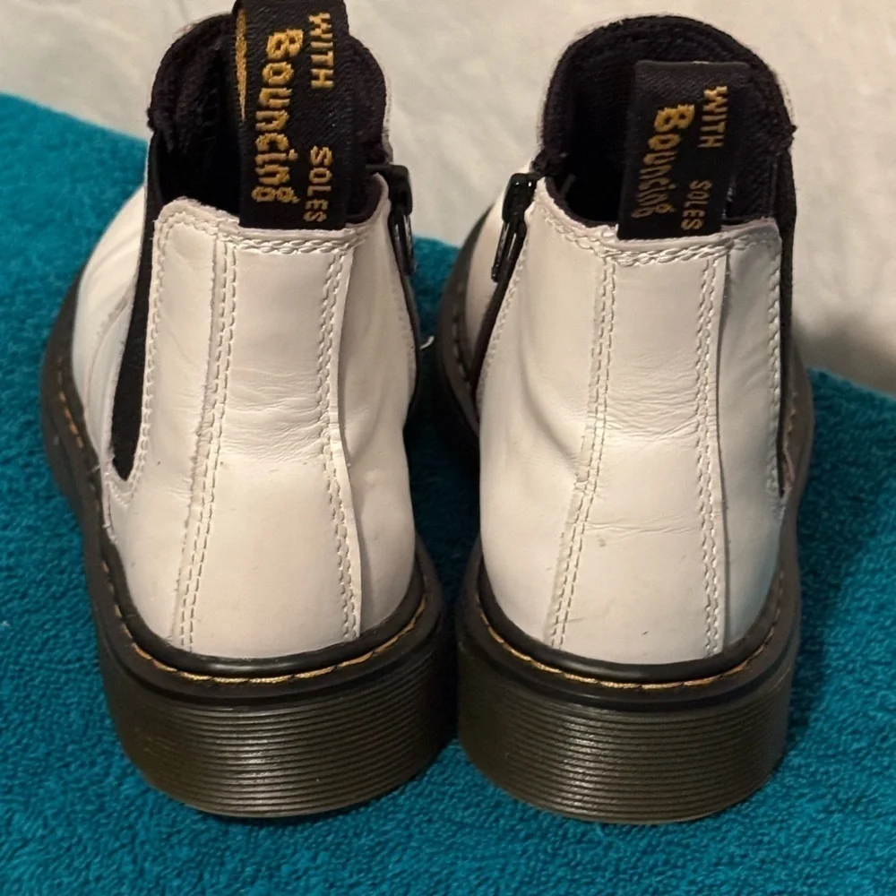 Dr. Martens Juniors Sz 2 White Ankle Boots 